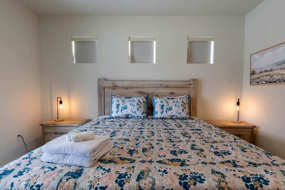 Family Friendly 5BR Home Pool, Patio & Room for 10!