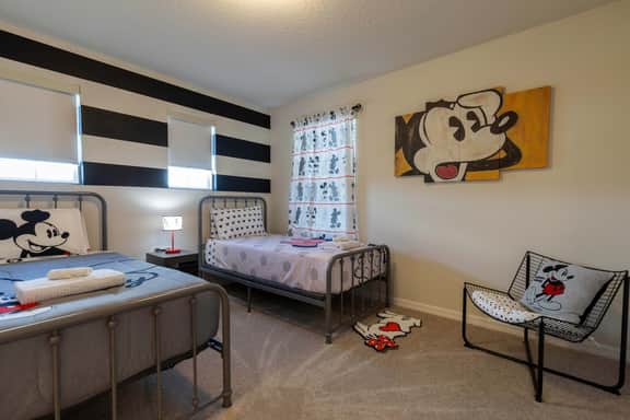 Family Friendly 5BR Home Pool, Patio & Room for 10!