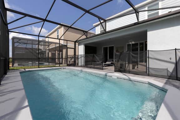 Family Friendly 5BR Home Pool, Patio & Room for 10!