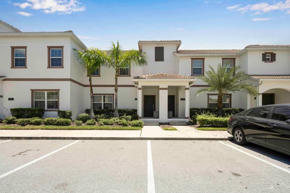 Family Stylish 4BR Pool Townhome Storey Lake