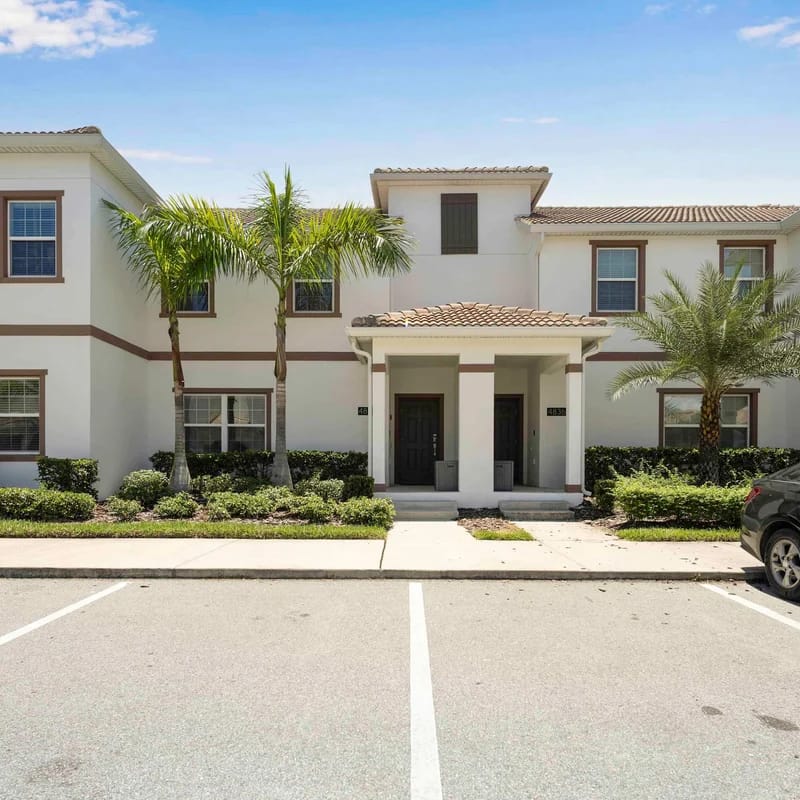Family Stylish 4BR Pool Townhome Storey Lake